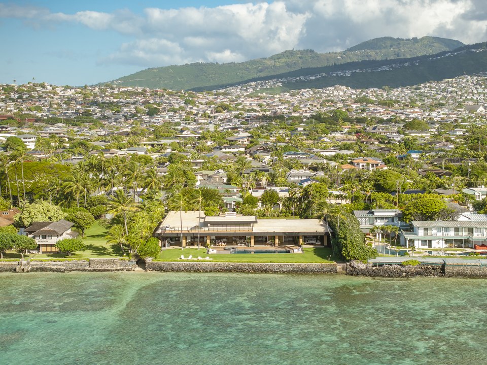 Aerial view of the residence and its Kāhala shoreline setting.