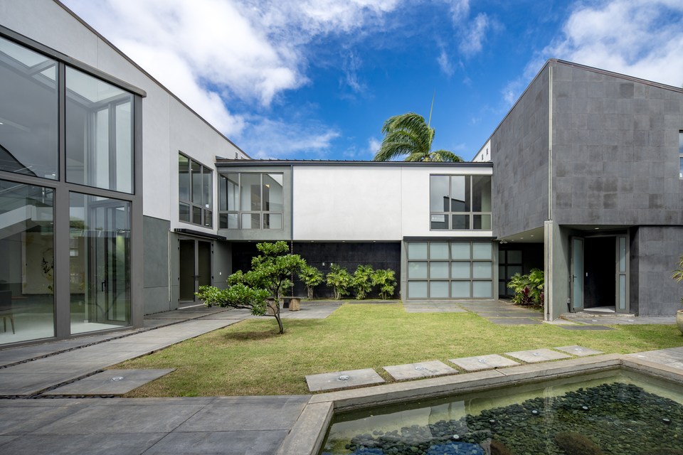 Glass-walled living spaces arranged around a private courtyard.