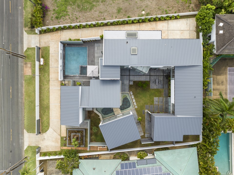 Top-down aerial view showing the residence and courtyard plan.